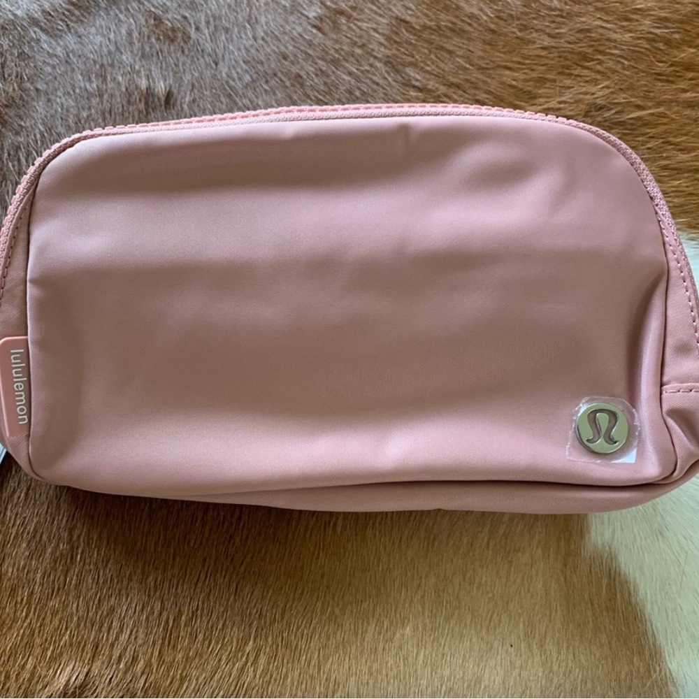 💕LULULEMON💕Everywhere Belt bag - Pink Pastel